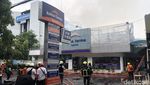 Berjibaku Padamkan Kebakaran Apotek Kimia Farma Diponegoro Surabaya