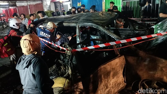Kebakaran minibus di Samarinda sebabkan 4 orang terluka.