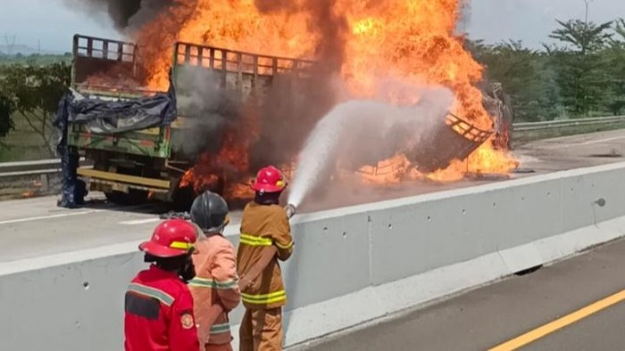 Kebakaran truk di Tol Pemalang terjadi pada Selasa, 4 April 2023 akibat kecelakaan maut di jalan tol tersebut. Kecelakaan maut tersebut menewaskan tiga orang.