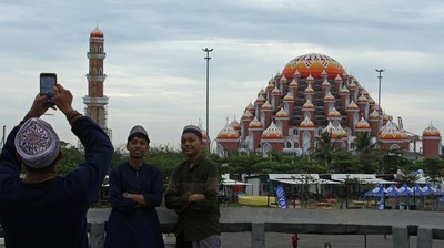 Keindahan Masjid 99 Kubah di Makassar, Cocok Buat Ngabuburit