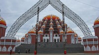 Pengunjung berjalan menuju Masjid 99 Kubah di Makassar, Sulawesi Selatan, Rabu (5/4/2023). 