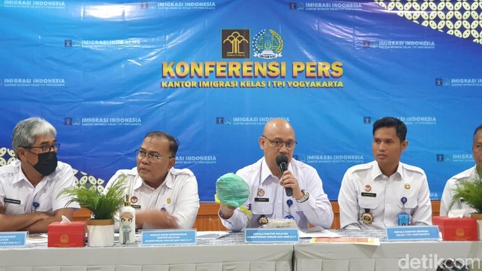 Kepala Kanwil Kemenkumham DIY Agung Rektono Seto saat memberikan keterangan terkait satu WNA Hungaria yang berbuat onar di Gunungkidul, Rabu (5/4/2023).