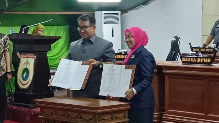 Ketua DPRD Sulbar Suraidah Suhardi bersama Pj Gubernur Sulbar Akmal Malik.