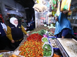 Tinjau Pasar Wage Nganjuk, Khofifah Pastikan Harga Bahan Pokok Stabil
