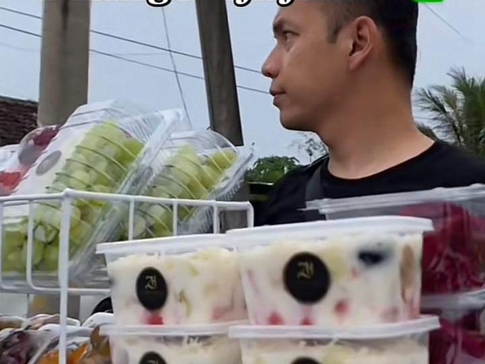 Kisah seorang anggota polisi yang berjualan salad buah di pinggir jalan, usai selesai bertugas viral membuat warganet kagum.