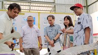 Ketua Pengurus Yayasan Dharma Bhakti Astra (YDBA), Sigit P. Kumala (tengah); Human Capital Management & Services Division Head PT Astra International Tbk, Ema Poedjiwati (kedua kanan);  Division Head Marketing & Procurement PT Kayaba Indonesia, Herry Pramudito (kedua kiri), Supply Chain Management PT Patria Perkasa, Radi Poda Situmorang (kiri) didampingi oleh Pemilik UMKM binaan Astra melalui YDBA, UD Setia Kawan, Imron Rosadi (kanan) saat melihat produk komponen kapal yang dibuat oleh UD Setia Kawan dalam kegaiatan #AsikBersamaUMKM di Tegal. 