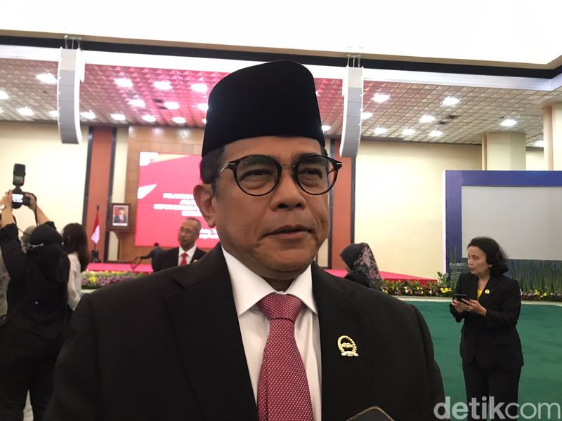 Komjen Nana Sudjana dan Sekjen DPR Indra Iskandar.