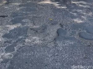 Duh.. Jalan Raya Kopo yang Tak Rata Bikin Capek Pengendara