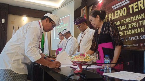 Perwakilan dari pihak Dinas Kependudukan dan Catatan Sipil menandatangani berita acara penetapan DPS Pemilu 2024 di Kabupaten Tabanan dalam rapat pleno KPU setempat, Rabu (5/4/2023).