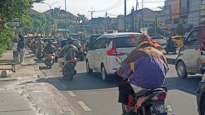 Lalin di Depan UIN Arah Jakarta Macet, Warga Minta Titik Putaran Ditutup