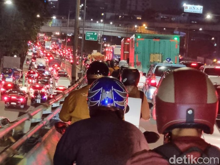 Lalu lintas di Jalan Gatot Subroto arah Cawang, Jaktim, macet parah malam ini. Kemacetan terjadi akibat pengerjaan perbaikan jalan di kawasan Tebet. (dok detikcom)