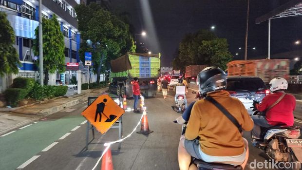 Lalu lintas di Jalan Gatot Subroto arah Cawang, Jaktim, macet parah malam ini. Kemacetan terjadi akibat pengerjaan perbaikan jalan di kawasan Tebet. (dok detikcom)