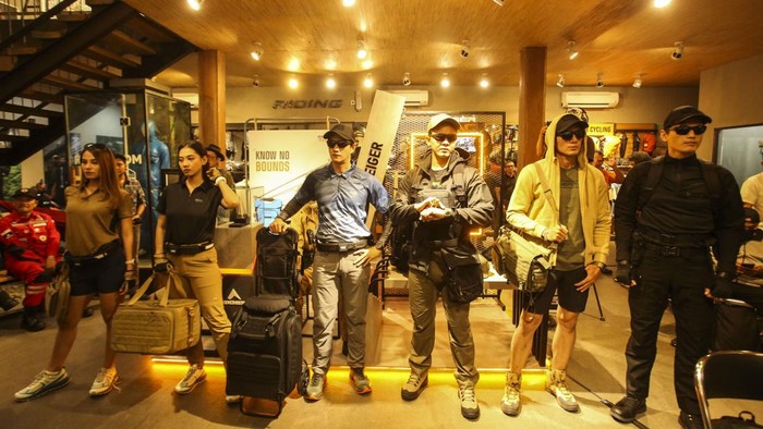 Lebih Tangguh dan Andal, Ini Koleksi Terbaru Eiger TAC Model saat memperagakan EIGER TAC di EIGER Flagship Store, Jakarta Selatan, Selasa (4/4/2023). Eiger memperkenalkan lini koleksi terbaru dengan nama EIGER TAC. Koleksi ini dirancang untuk mereka yang mempunyai misi βKnow No Boundsβ, misi dalam kehidupan sehari-hari tanpa ada ada batasan untuk mencapai tujuan.