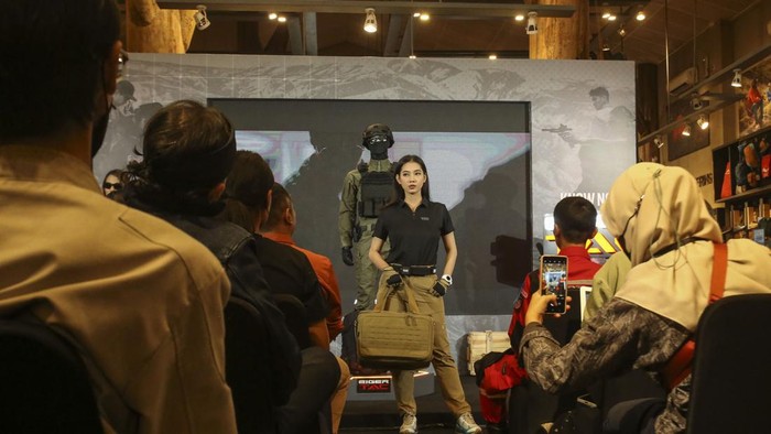 Model saat memperagakan EIGER TAC di EIGER Flagship Store, Jakarta Selatan, Selasa (4/4/2023). Eiger memperkenalkan lini koleksi terbaru dengan nama EIGER TAC. Koleksi ini dirancang untuk mereka yang mempunyai misi “Know No Bounds”, misi dalam kehidupan sehari-hari tanpa ada ada batasan untuk mencapai tujuan.