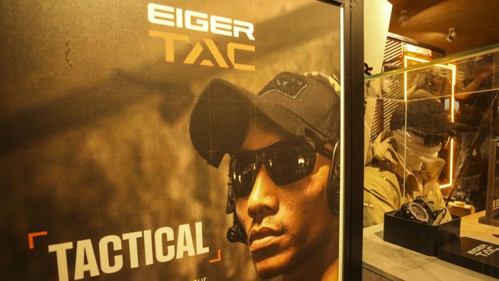 Model saat memperagakan EIGER TAC di EIGER Flagship Store, Jakarta Selatan, Selasa (4/4/2023). Eiger memperkenalkan lini koleksi terbaru dengan nama EIGER TAC. Koleksi ini dirancang untuk mereka yang mempunyai misi “Know No Bounds”, misi dalam kehidupan sehari-hari tanpa ada ada batasan untuk mencapai tujuan.