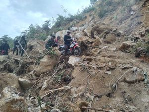 Jalan di Mamasa Tertimbun Longsor Setinggi 10 Meter, Arus Lalin Terhambat