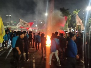 Mahasiswa Demo Tolak UU Ciptaker Bakar Ban dan Tutup Jalan Depan DPR