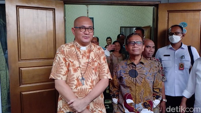 Mahfud Md saat mengunjungi Romo Pascal yang beberapa waktu lalu di laporkan pejabat Binda Kepri ke polisi di Batam. (Alamudin/detikSumut)