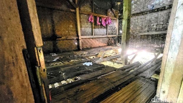 Mak Ocih di depan gubuk miliknya