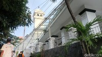 Akhirnya di destinasi terakhir, kamu dapat mengunjungi masjid yang berada di pinggir Sungai Ciliwung lainnya, yakni Masjid Al Riyadh. Masjid ini memiliki sejarah karena di dalamnya bersemanyam makam dari Habib Ali Kwitang, tokoh penting penyebaran Islam di daerah Betawi. Foto: Weka Kanaka/detikcom