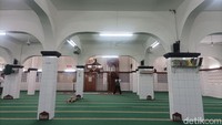 Memasuki masjid ini, pengunjung akan merasakan suasana yang tenang dan adem. Warna masjid ini didominasi oleh warna putih baik di dalam dan luar, sehingga tampak bersih dan cerah. (Weka Kanaka/detikcom)