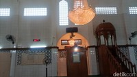 Selain warna putih, terdapat juga ornamen kayu berwarna cokelat yang menghiasi berbagai sisi, seperti pada pintu, serta mimbar masjid ini. (Weka Kanaka/detikcom)