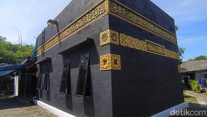 Masjid Ash-Shirath di Kota Magelang mirip Kabah di Mekkah. Bahkan, ada Hajar Aswad juga.