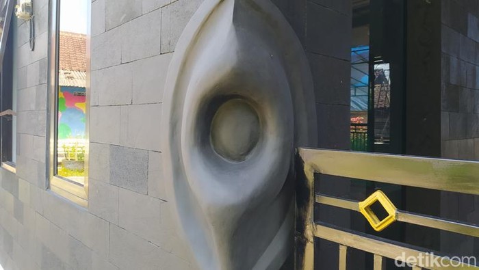 Masjid Ash-Shirath di Kota Magelang mirip Kabah di Mekkah. Bahkan, ada Hajar Aswad juga.