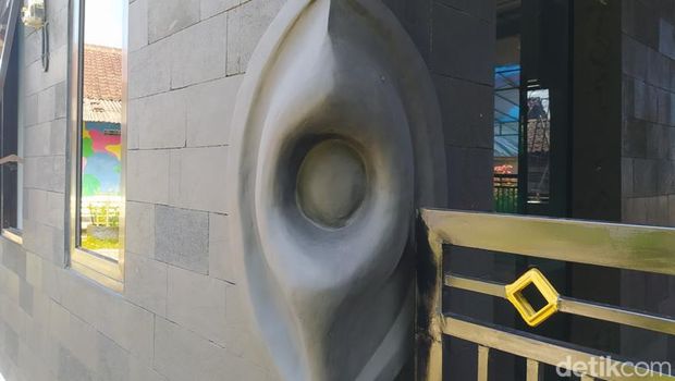 Masjid Ash-Shirath di Kota Magelang mirip Ka'bah di Mekkah. Bahkan, ada Hajar Aswad juga.