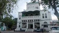 Masjid ini unik karena kerap berganti fungsi sejak era kolonial. Awalnya, bangunan ini milik kantor biro arsitektur pertama di Indonesia, yakni N.V. de Bouwploeg, kemudian berubah fungsi jadi kantor pos, kantor jawatan kereta api, kantor Angkatan Laut Jepang, Gedung MPRS, dan akhirnya saat ini berfungsi jadi masjid. Foto: Weka Kanaka/detikcom