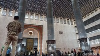 Masjid Istiqlal menjadi masjid yang nyaman untuk aktivitas beribadah, karena tempatnya yang luas dan sejuk. (Weka Kanaka/detikcom)
