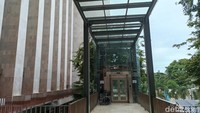 Sebagai masjid terbesar di Indonesia, masjid ini juga memiliki berbagai fasilitas penunjang. Adanya lift dan kursi roda ini juga jadi fasilitas yang dapat dimanfaatkan untuk jemaah yang rentan. (Weka Kanaka/detikcom)