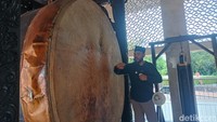 Bedug jadi salah satu daya tarik bagi wisatawan, khususnya wisatawan mancanegara, karena benda ini jarang ditemui di negara lain. (Weka Kanaka/detikcom)