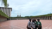 Selain aktivitas ibadah, Istiqlal juga kerap dikunjungi wisatawan untuk berwisata religi ataupun hunting foto. Tempat ini jadi favorit untuk berfoto karena menampilkan bangunan masjid dan katedral dalam satu frame. (Weka Kanaka/detikcom)