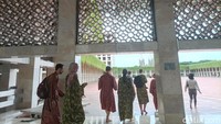 Selain wisatawan lokal, terdapat juga turis yang tiap hari hilir mudik berkunjung. (Weka Kanaka/detikcom)