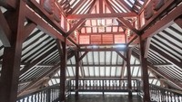 Masjid ini memiliki lantai dua yang dibangun dengan fondasi kayu. Biasa digunakan juga untuk salat jika di bagian bawah penuh. Aksen kayu berwarna cokelat ini menambah kesan estetik dan klasik pada masjid ini. Foto: Weka Kanaka/detikcom
