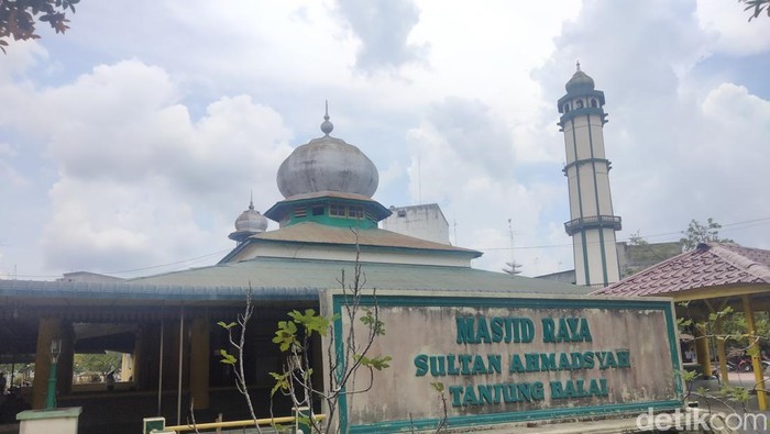 Masjid Raya Sultan Ahmadsyah di Kota Tanjungbalai, peninggalan kesultanan Asahan dan masjid tertua di Sumut.
