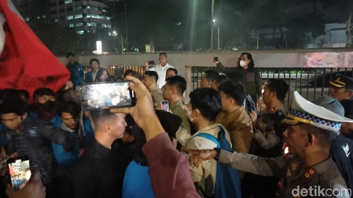 Massa mahasiswa yang menolak UU Cipta Kerja menutup Jalan Gatot Subroto depan DPR. Mereka terlibat dorong-dorongan dengan polisi yang meminta jalan dibuka. (Adrial A/detikcom)