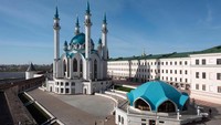 Masjid yang didominasi warna biru dan putih ini berdiri di kompleks Kremlin Kazan. Francois Xavier Marit/AFP via Getty Images.