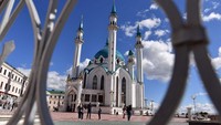 Arsitekturnya yang cukup menonjol adalah adanya kubah dengan jendela lebar, serta menara-menara masjid di sekelilingnya yang berdiri tinggi menjulang. Saeed Khan/AFP via Getty Images.