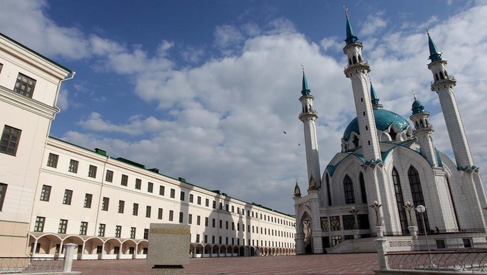 Megahnya Masjid Kul Sharif di Rusia Rusia ternyata juga punya masjid cantik, namanya Masjid Kul Sharif. Masjid ini merupakan kebanggaan masyarakat Kazan.