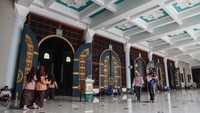 Masjid ini merupakan ikon ibu kota provinsi Jawa Timur. Masjid ini mampu menampung hingga 59.000 jamaah.  