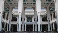 Masjid yang juga dikenal dengan nama Masjid Agung Surabaya ini lokasinya sangat strategis, tepatnya berada di Jalan Masjid Agung Timur no. 1, Pagesangan, Kecamatan Jambangan, Surabaya. Daerah ini dekat dengan Bandara Juanda Surabaya, tak jauh dari Surabaya Carnival Park, juga berada di sisi Jalan Tol Surabaya – Gempol.