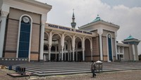 Foto yang diambil pada Jumat 10 Maret 2023 menunjukkan pemandangan Masjid Nasional Al-Akbar di Surabaya, Jawa Timur. Masjid tersebut merupakan salah satu yang terbesar di Indonesia.