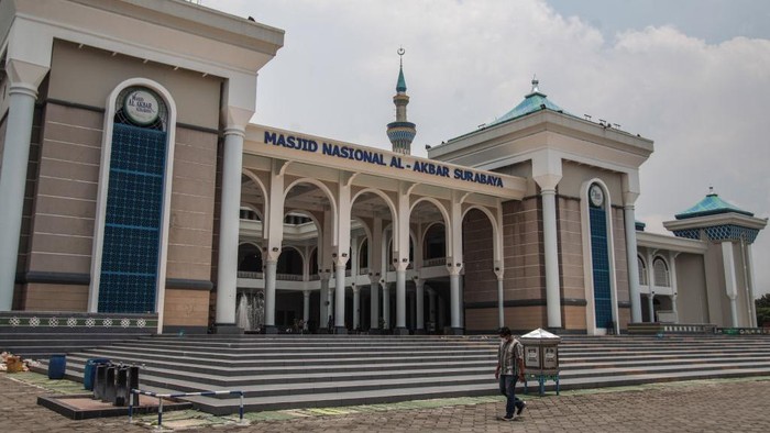 SURABAYA, INDONESIA - MARCH 10: A view of the Al Akbar National Mosque, one of Indonesias largest mosques in Surabaya, East Java province, Indonesia on March 10, 2023. The mosque is the icon of the capital city of East Java province and has a capacity of up to 59,000 worshippers. The construction of the Al Akbar mosque began on August 1995, this mosque was just completed and inaugurated on November 2000 by the President of Indonesia at that time, Abdurrahman Wahid. The area of ââthe mosque, which is 147 meters long and 128 meters wide, is 22,300 square meters. The roof consists of a large dominating dome supported by four smaller domes and a minaret. (Photo by Suryanto/Anadolu Agency via Getty Images)
