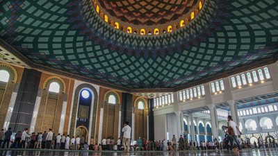 Megahnya Masjid Nasional Al-Akbar Surabaya