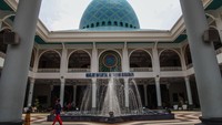 Pembangunan masjid Al-Akbar dimulai pada Agustus 1995, masjid ini baru selesai dan diresmikan pada November 2000 oleh Presiden Indonesia saat itu, Abdurrahman Wahid.