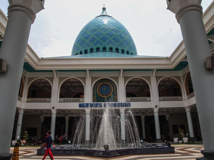 SURABAYA, INDONESIA - MARCH 10: A view of the Al Akbar National Mosque, one of Indonesias largest mosques in Surabaya, East Java province, Indonesia on March 10, 2023. The mosque is the icon of the capital city of East Java province and has a capacity of up to 59,000 worshippers. The construction of the Al Akbar mosque began on August 1995, this mosque was just completed and inaugurated on November 2000 by the President of Indonesia at that time, Abdurrahman Wahid. The area of ââthe mosque, which is 147 meters long and 128 meters wide, is 22,300 square meters. The roof consists of a large dominating dome supported by four smaller domes and a minaret. (Photo by Suryanto/Anadolu Agency via Getty Images)