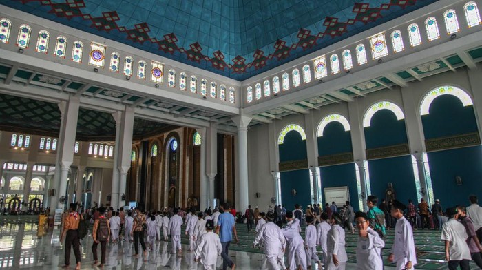 SURABAYA, INDONESIA - MARCH 10: A view of the Al Akbar National Mosque, one of Indonesia's largest mosques in Surabaya, East Java province, Indonesia on March 10, 2023. The mosque is the icon of the capital city of East Java province and has a capacity of up to 59,000 worshippers. The construction of the Al Akbar mosque began on August 1995, this mosque was just completed and inaugurated on November 2000 by the President of Indonesia at that time, Abdurrahman Wahid. The area of ââthe mosque, which is 147 meters long and 128 meters wide, is 22,300 square meters. The roof consists of a large dominating dome supported by four smaller domes and a minaret. (Photo by Suryanto/Anadolu Agency via Getty Images)