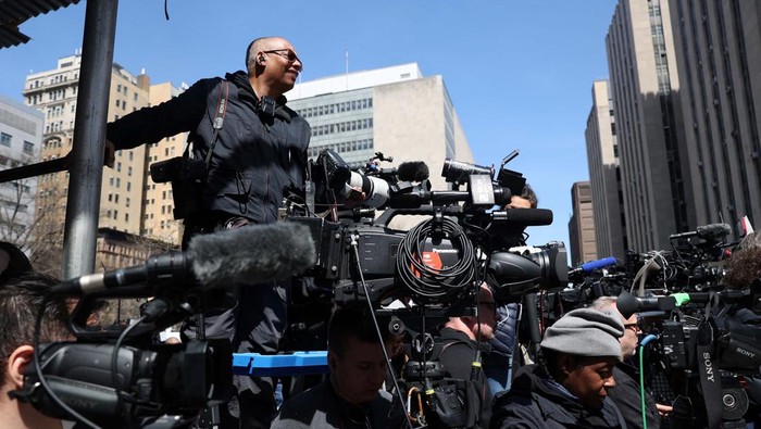 Members of the media work outside Trump Tower after former U.S. President Donald Trump's indictment by a Manhattan grand jury following a probe into hush money paid to porn star Stormy Daniels, in New York City, U.S., April 4, 2023.  REUTERS/Carlos Barria